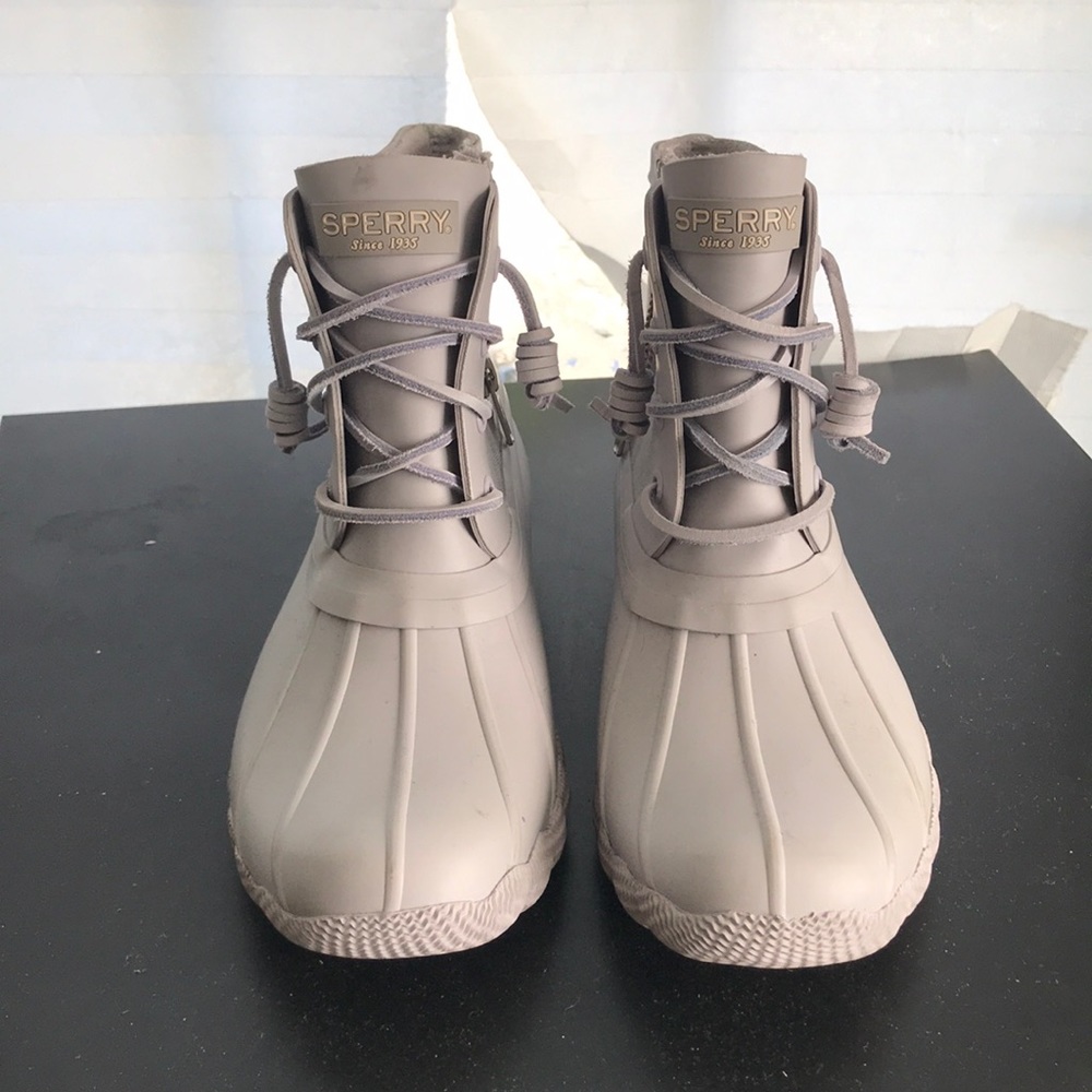 Sperry women’s saltwater flooded closed toe ankle